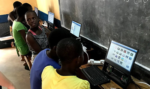 Malawian pupils using computers