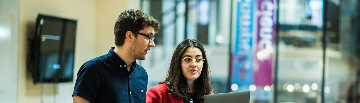 Male and female researcher having a discussion